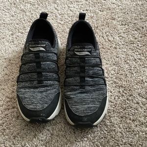 Womens Skechers tennis shoes sneakers size 8